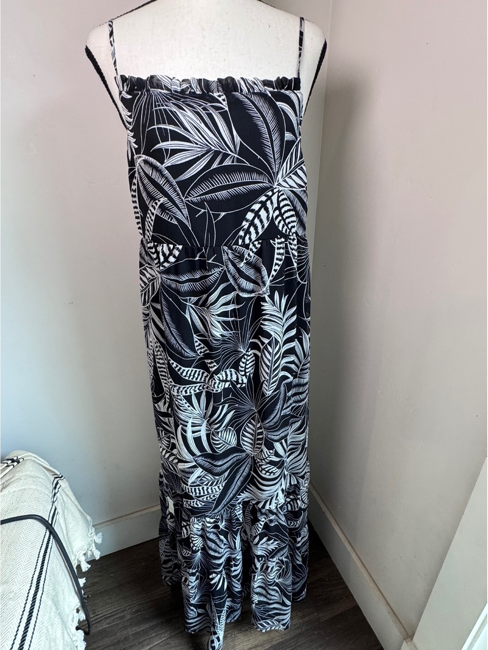 Banana Republic Women's Black and White Leaf Print Maxi Dress- Size L
